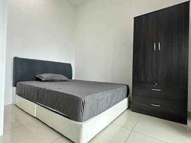 Middle Room with balcony for rent at Solaria Residence, Bayan Leoas