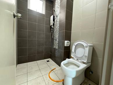 Middle Room with balcony for rent at Solaria Residence, Bayan Leoas