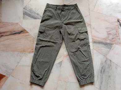 Uniqlo Cargo W30-32