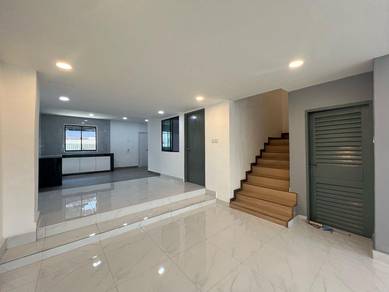 Fully Renovated Double Storey Terrace @ near Larkin 20 Min to CIQ