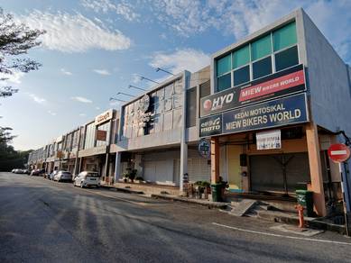 FACING MAINROAD 2.5 Storey Shoplot North Avenue Near Laguna Merbok