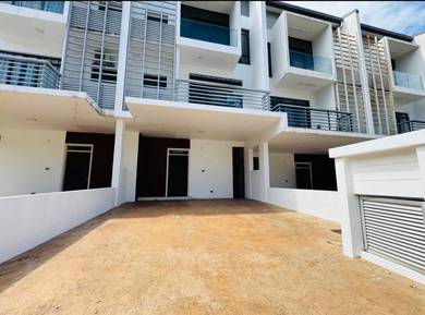 [BELOW MARKET} 3 Sty 22x75SF SuperLink House, Lake Club, Rawang Town