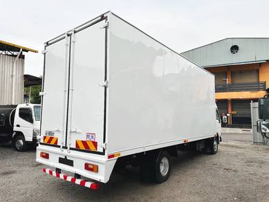 Nissan UD YU41H4 UBS 4.6 2003 20ft Box Kotak