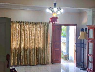 Chinese Famous Area Gated Semi-D Ros Merah House
