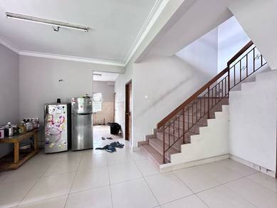 Corner Double Storey House At Puchong Utama 1 Gated & Guarded For Sell