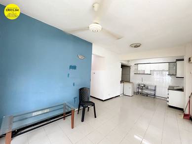 With Keys !! Villa Condo, 750 Sqft, Low Floor, Basic Reno, 1 Carpark