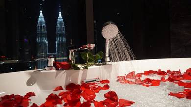 KLCC Foreigner can buy/ 5 Star Hotel Condo Invest/Profit 10k/month