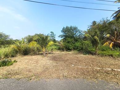 Tanah Kampung di padang lati santan