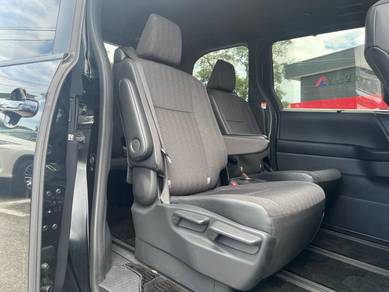 TOYOTA VOXY 2.0 LATEST 7 SEATER PREMiUM *UNREG