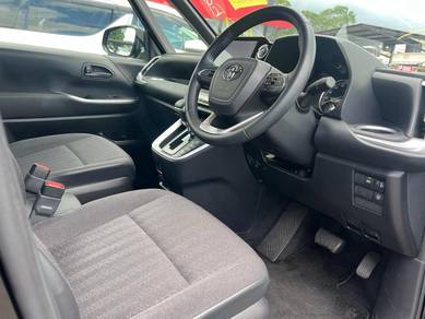 TOYOTA VOXY 2.0 LATEST 7 SEATER PREMiUM *UNREG