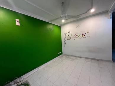USJ 3 (Gated Guarded) Kitchen Extended Facing Ample Parking Subang