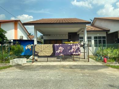 Seri mahkota jaya single semu-d House for sale.