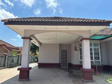 Banglo Setingkat di Pantai Sepang Putra, Sungai Pelek, Bagan Lalang