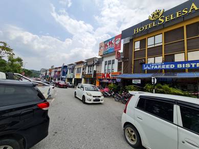 Good Roi 2 storeys shop facing main road for sale at Saujana Utama
