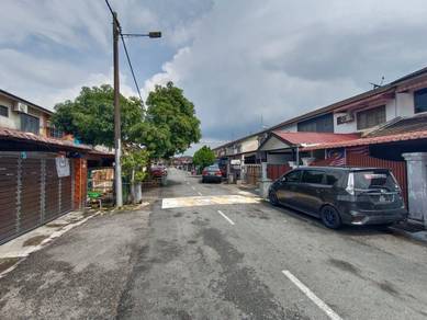 Cozy 3-Bedroom Home in Taman Cahaya Masai – Great Starter Unit!
