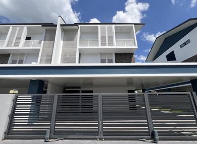 Northbank landed/ Good offer/ 3 storey semi D/ Crestwood estate/ Gate