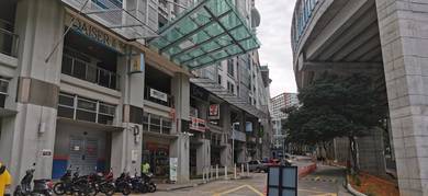 Short walk to MRT station and the curve ikea 2Room1B1Carparking
