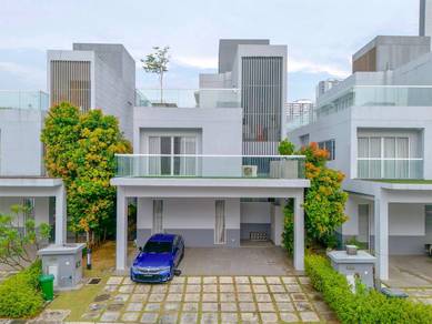 SPACIOUS RENOVATED 2.5 Storey BUNGALOW Lakefront Villa Cyberjaya