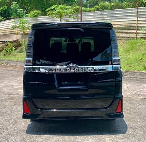 Toyota VOXY 2.0 KIRAMEKI 2