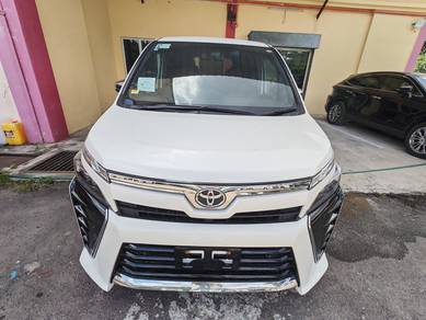 Toyota VOXY 2.0 KIRAMEKI (A)