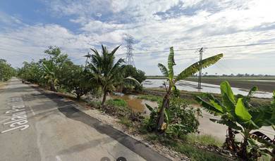 Tanah 1.4 Ekar Jln Parit Cabang FREEHOLD+TEPI JALAN+LOKASI BAIK+CANTIK