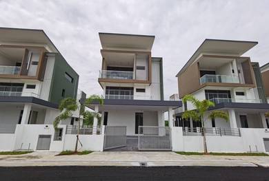 Klang Johan Setia 2 and half storey Bangalow 50x92 Freehold 7r6b