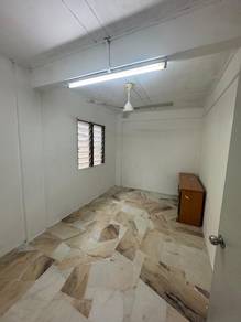 Below market price ( Flat Pkns Sek 7 Shah alam ) 3 rooms 2 bath