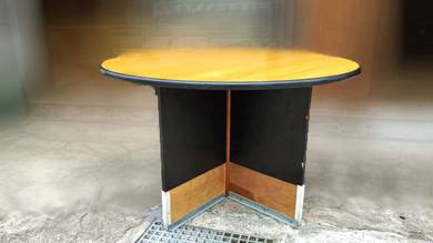 Meja Bulat Berat Terpakai