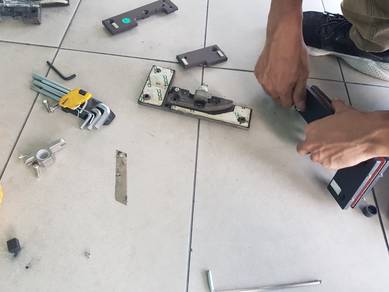KHIDMAT BAIKPULIH PINTU KACA ANDA l repairing door