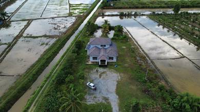 Rumah Banglo 2 tingkat Di semanggol perak  tanah Besar dan puas hati