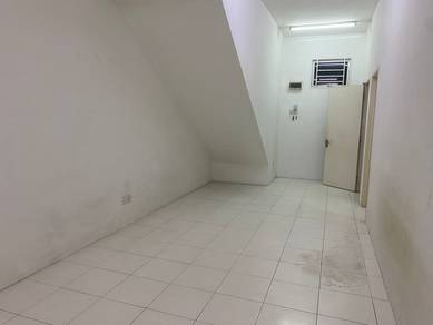 Townhouse lower floor house at Bandar Saujana Putra for rent