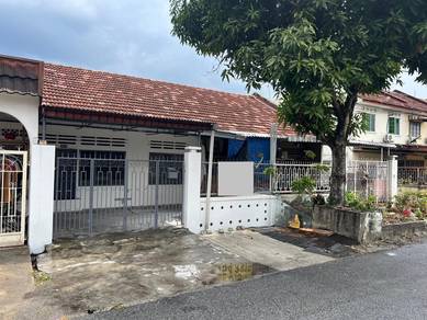 Refurbished Jalan Kandis Klang 1sty House 4R2B for Rent Near Maybank
