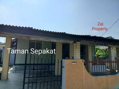 Rumah Kayu Di Atas Tanah Lot Taman Sepakat, Kuantan [TANAH LUAS]