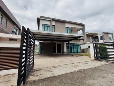 FOR SALE Bungalow Villa 2 Storey Gated & Guarded.