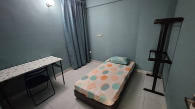 Middle Room for Rent @ Cyber 10