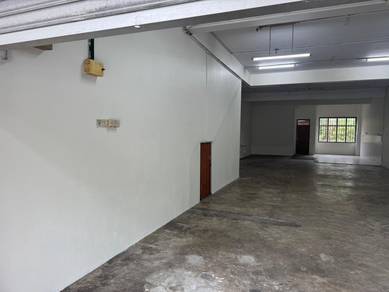 Facing main road Taman impian emas  shop lot