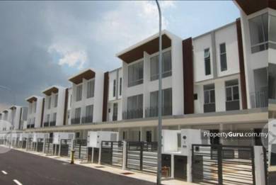 3storey townhouse at Taman Tasik Prima, Puchong Lower unit Gated&Guard