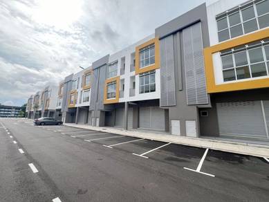 Molek Hub Shop Lot / Taman Molek / Johor Jaya / Brand New unit
