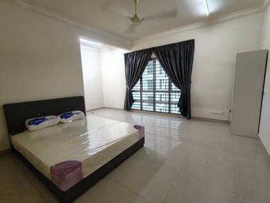 master room for rent / larkin / suriamas / 10+min to ciq