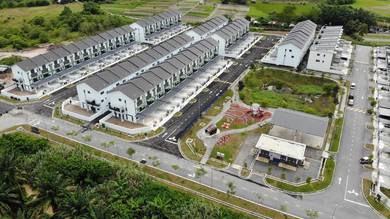 3 Storey Terrace House Antara Gapi, Serendah for SALE