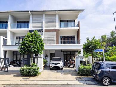 2.5 Storey Link House, Corner Lot with Extra Land - Avens Residence