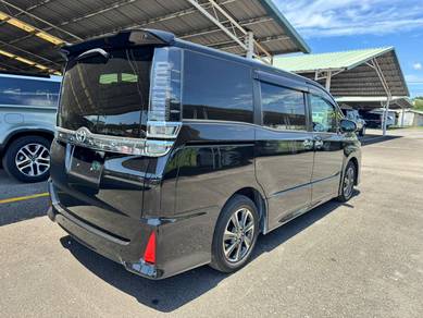 Toyota VOXY 2.0 ZS KIRAMAKI 3 (A)