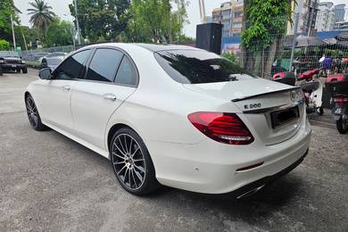 Mercedes Benz E300 2.0 AMG DIRECT OWNER
