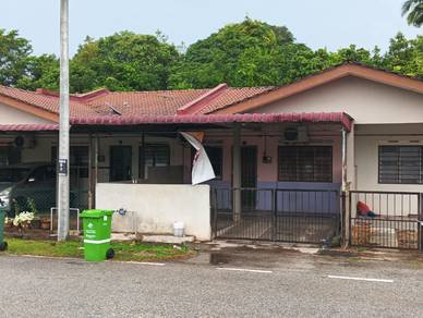 Depan Padang Teres Setingkat Taman Desa Bongsu Lanchang