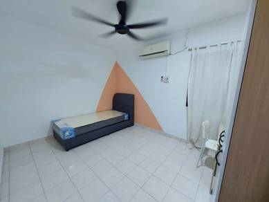 Middle Room @ Palm Spring, Kota Damansara – Female Unit