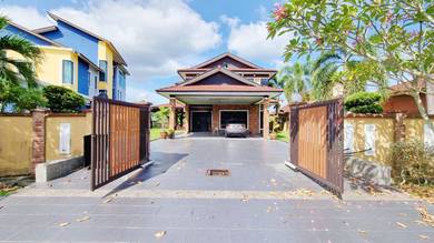 HUGE LAND 2 ½ Storey BUNGALOW Putra Hill Residency Bandar Seri Putra
