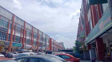 Ground floor shop lot in BS 14 taman bukit serdang for rental
