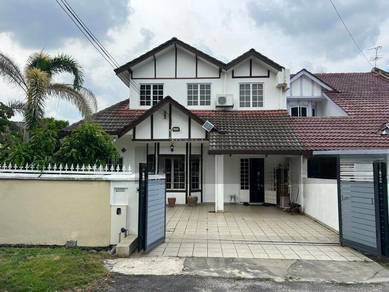 Corner Lot Renovated and Extended Unit Freehold