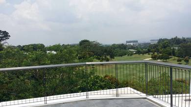 Laman Glenmarie 3-level golf-view house