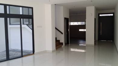 Laman Glenmarie 3-level golf-view house